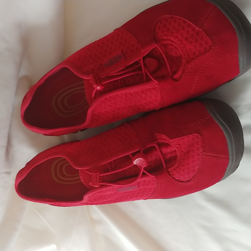 Keen women's shoes size 9 in red original box used